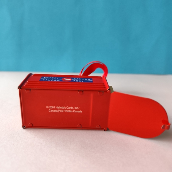 2001 Hallmark Canada Post Christmas tree ornament - Picture 5 of 7